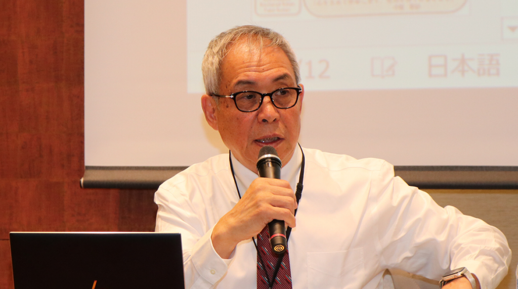 マイクを持つ金田ガバナー